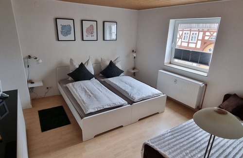 Diemelstadt Appartement | Ferienwohnung Simon Platz für bis zu 4 Personen. Haustierfreundlich!