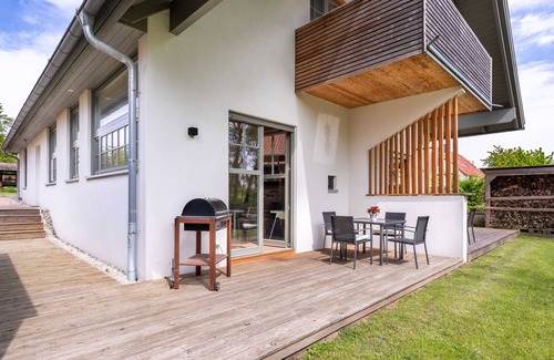 Steffenshagen Appartement | Ferienwohnung Sonne mit Terrasse, Kamin und Garten - Ferienhaus Sonne, Mond und Sterne bei
