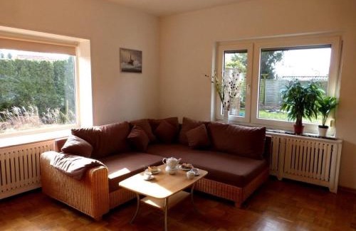 Hinte Appartement | Ferienwohnung Wattmoi mit Terrasse und Whirlwanne