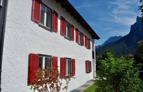 Mittenwald Appartement | Ferienwohnung Wiesengrün. Sonniges Apartment mit Balkonblick auf den Wetterstein
