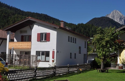 Mittenwald Appartement | Ferienwohnung Wiesengrün. Sonniges Apartment mit Balkonblick auf den Wetterstein