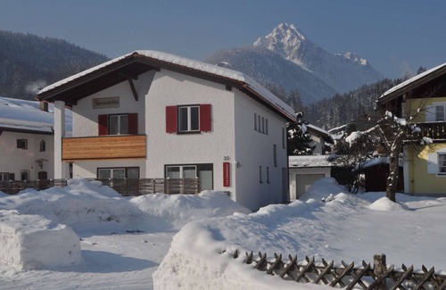 Mittenwald Appartement | Ferienwohnung Wiesengrün. Sonniges Apartment mit Balkonblick auf den Wetterstein