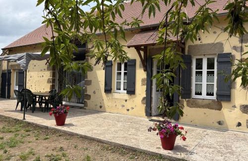 Bourbon-l'Archambault Maison | Fermette rénovée avec jardin clos, animaux acceptés, WiFi et parking - FR-1-489-87