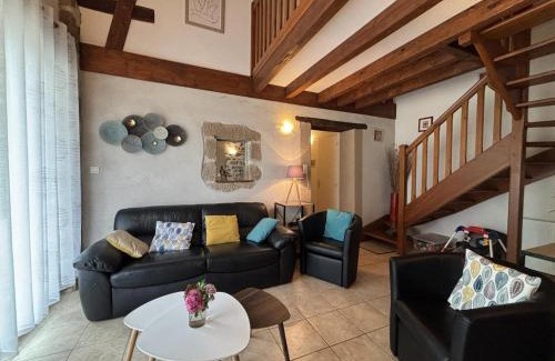 Bourbon-l'Archambault Maison | Fermette rénovée avec jardin clos, animaux acceptés, WiFi et parking - FR-1-489-87