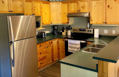 East Kootenay Copropriété | Fernie Ski-In Condo, 2 bed, 2 bath, with private hot tub and BBQ.