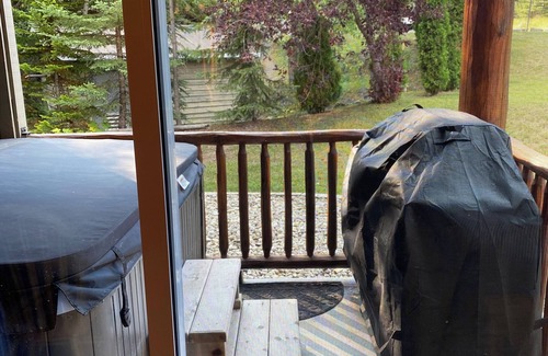 East Kootenay Copropriété | Fernie Ski-In Condo, 2 bed, 2 bath, with private hot tub and BBQ.