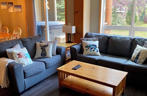 East Kootenay Copropriété | Fernie Ski-In Condo, 2 bed, 2 bath, with private hot tub and BBQ.