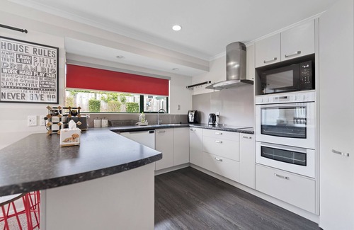 Welcome Bay Maison | Fernwood Escape - Tauranga Holiday Home