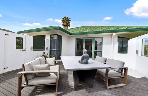 Welcome Bay Maison | Fernwood Escape - Tauranga Holiday Home