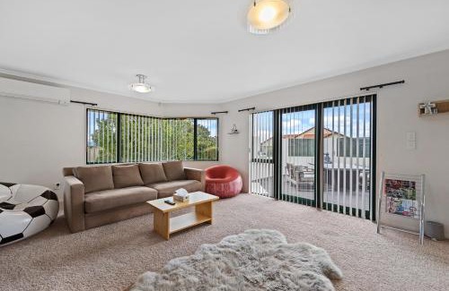 Welcome Bay Maison | Fernwood Escape - Tauranga Holiday Home