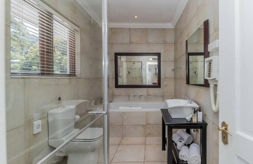 Newlands Maison | Fernwood Manor