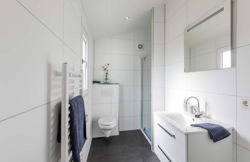Lageweg Chalet De Ski | ✓ Ferox at Parc de IJsselhoeve ✓ Holiday home for 5 persons ✓ Located in Nieuwerkerk aan den IJssel (Zuid-Holland) ✓ Holiday park next to the IJssel ✓ Book directly through the park