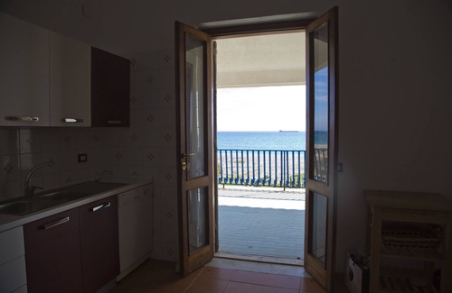 Ferruzzano Maison | Partie de la villa Ferruzzano avec une vue imprenable et un accès direct à la mer