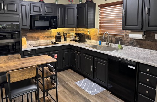 Matewan Maison | FeudLine Lodging - Hatfield-McCoy - Downtown Matewan - Large Groups