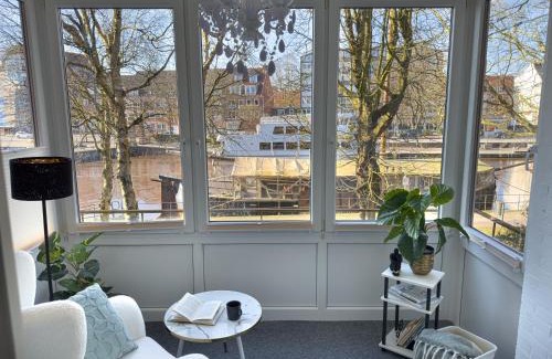 Emden Appartement | Feuerschiff-Panorama - Neue moderne Wohnung in der Innenstadt mit Blick übers Wasser