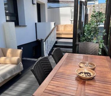Bad Salzuflen Appartement | FeWo by HD mit Parkplatz, Wallbox, Wintergarten
