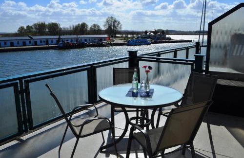 Karlshagen Appartement | Fewo Sonnensegler Usedom direkt am Yachthafen mit Terrasse Parkplatz WLAN