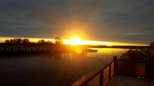 Karlshagen Appartement | Fewo Sonnensegler Usedom direkt am Yachthafen mit Terrasse Parkplatz WLAN