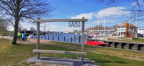 Karlshagen Appartement | Fewo Sonnensegler Usedom direkt am Yachthafen mit Terrasse Parkplatz WLAN