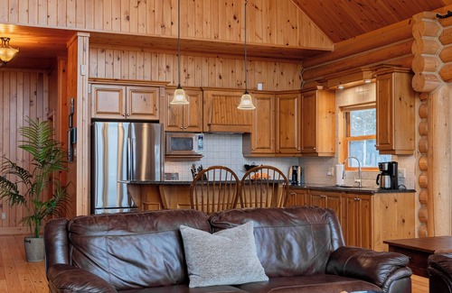 Fiddler Lake Resort Maison | Fiddler Lake Resort Chalet + Private Jacuzzi