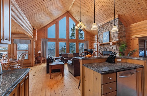 Fiddler Lake Resort Maison | Fiddler Lake Resort Chalet + Private Jacuzzi