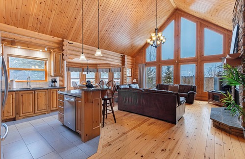 Fiddler Lake Resort Maison | Fiddler Lake Resort Chalet + Private Jacuzzi
