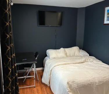 Irvington Maison | Fidelia Crystal Room, Queen Bed minutes from Newark Liberty International Airport and Newark Penn Station