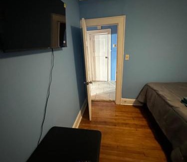 Irvington Maison | Fidelia Emerald Room Queen Bed within minutes of Newark Liberty International Airport and Newark Penn Station