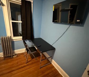 Irvington Maison | Fidelia Emerald Room Queen Bed within minutes of Newark Liberty International Airport and Newark Penn Station
