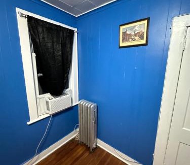 Irvington Maison | Fidelia Emerald Room Queen Bed within minutes of Newark Liberty International Airport and Newark Penn Station