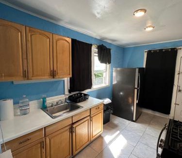 Irvington Maison | Fidelia Fuchsite Room, Queen Bed minutes from Newark Liberty international Airport and Newark Penn Station