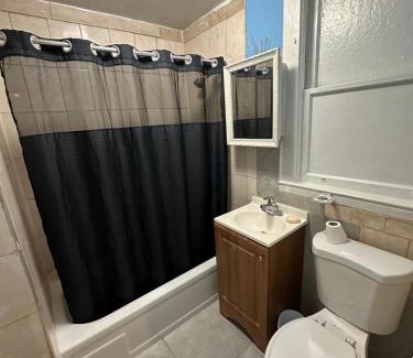 Irvington Maison | Fidelia Fuchsite Room, Queen Bed minutes from Newark Liberty international Airport and Newark Penn Station