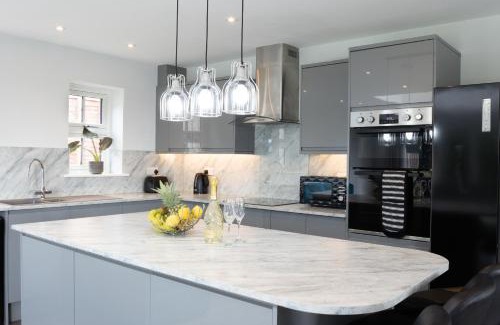 Winshill Maison | Field View- Amazing 5 bed, Great for contractors and families