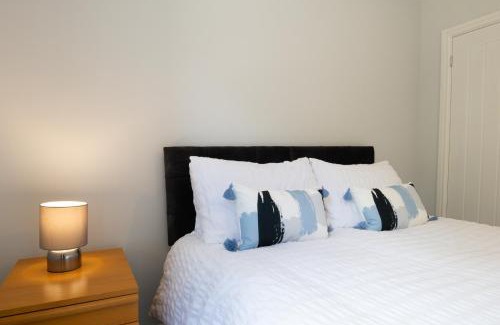 Winshill Maison | Field View- Amazing 5 bed, Great for contractors and families