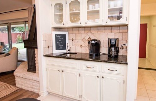 Whispering Oaks Maison | **Fiesta Tx, Riverwalk, Pearl|5 Bdrm-3 Kings|Golf,Ping-Pong|4 TVs|Hi-Spd WIFI**