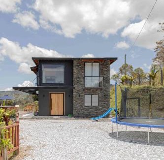 Guatape Maison | FINCA MONARCA