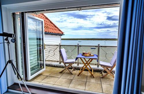 Burnham-on-Crouch Appartement | Finest Retreats - Kings Wharf - Luxury Riverside Home