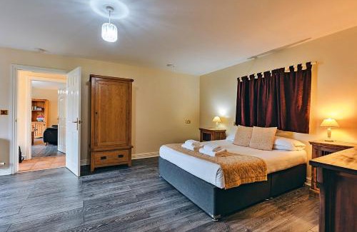 Eaton Mascott Maison | Finest Retreats - Netley Hall - Honeysuckle