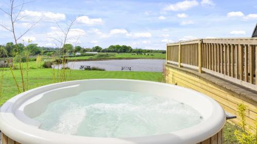 Hertford Chalet De Ski | Finest Retreats - The Highland Camping Pod