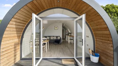 Hertford Chalet De Ski | Finest Retreats - The Highland Camping Pod