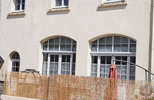 Ploneour-Lanvern Appartement | Appartement lumineux avec terrasse dans une ancienne école