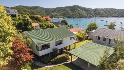 Waikawa Bay Maison | Finlay Waterfront - Waikawa Holiday Home