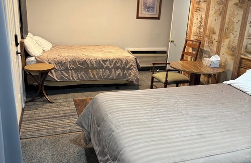 Downs Hôtel | Fins N Feathers Lodge - Two Queen Beds