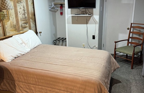 Downs Hôtel | Fins N Feathers Lodge - Two Queen Beds