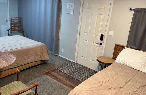 Downs Hôtel | Fins N Feathers Lodge - Two Queen Beds