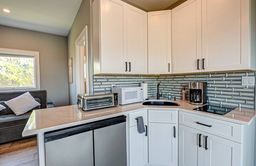 Ocean Bay Park Maison | Fire Island White House - Ocean Bay Park 5 Bedroom Bayview Home - Sleeps 18!