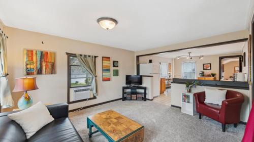 Lake City Appartement | Fire Lily Apartment - 3 Blocks from Lake Pepin