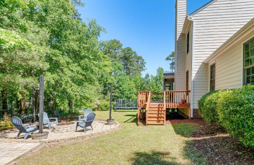 Holly Glen Maison | Fire Pit and Pool Access Quiet Holly Springs Home