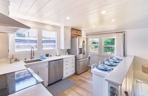 Long Beach Maison | Fire Pit, BBQ, Fenced Yard, Walk to Beach (Calm)