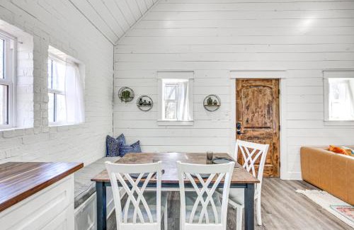 Rusk Maison | Fire Pit, Deck and Grill Charming Rusk Cabin!
